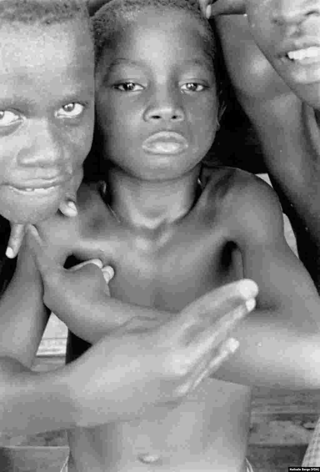 Des anciens enfants-soldats du Conseil des forces armées révolutionnaires (AFRC) de Johnny Paul Koroma, près de Freetown, en Sierra Leone, mai 2000. (Nathalie Barge, VOA)