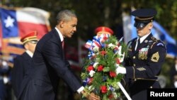 Barack Obama déposant une gerbe au cimetière national d'Arlington