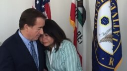 Dân biểu Ed Royce và bà Helen Nguyễn, vợ của ông Michael Nguyễn.
