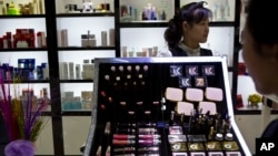 북한 평양의 고급 백화점인 해당화관의 '디오르(Dior)' 화장품 코너에 값비싼 화장품들이 진열돼 있다. (자료사진)