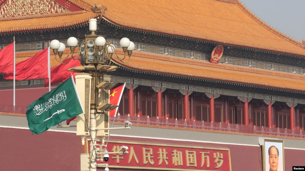 2019年2月21日，沙特王储穆罕默德·本·萨勒曼访问北京之前，天安门前悬挂沙特阿拉伯和中国国旗。(photo:VOA)