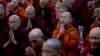 Pendeta Budha kontroversial Wirathu (kedua dari kanan), yang dianggap memicu ujaran kebencian terhadap Muslim Rohingya dalam khotba-khotbahnya (foto: ilustrasi). 
