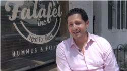 Ahmad Ashkar, pemilik restoran Falafel Inc., duduk di luar restorannya di kawasan Georgetown, di Washington DC. (J.Soh/VOA)