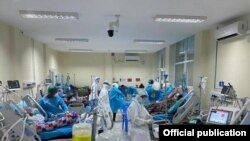  ကိုဗစ္-၁၉ ေရာဂါအထူးၾကပ္မတ္ကုသေဆာင္ (ICU)မွာ ေရာဂါျပင္းထန္စြာခံစားေနရသူကို ကုသေပးေနတဲ့ က်န္းမာေရးဝန္ထမ္းမ်ား။(ဓာတ္ပုံ -Ministry of Health and Sports, Myanmar)