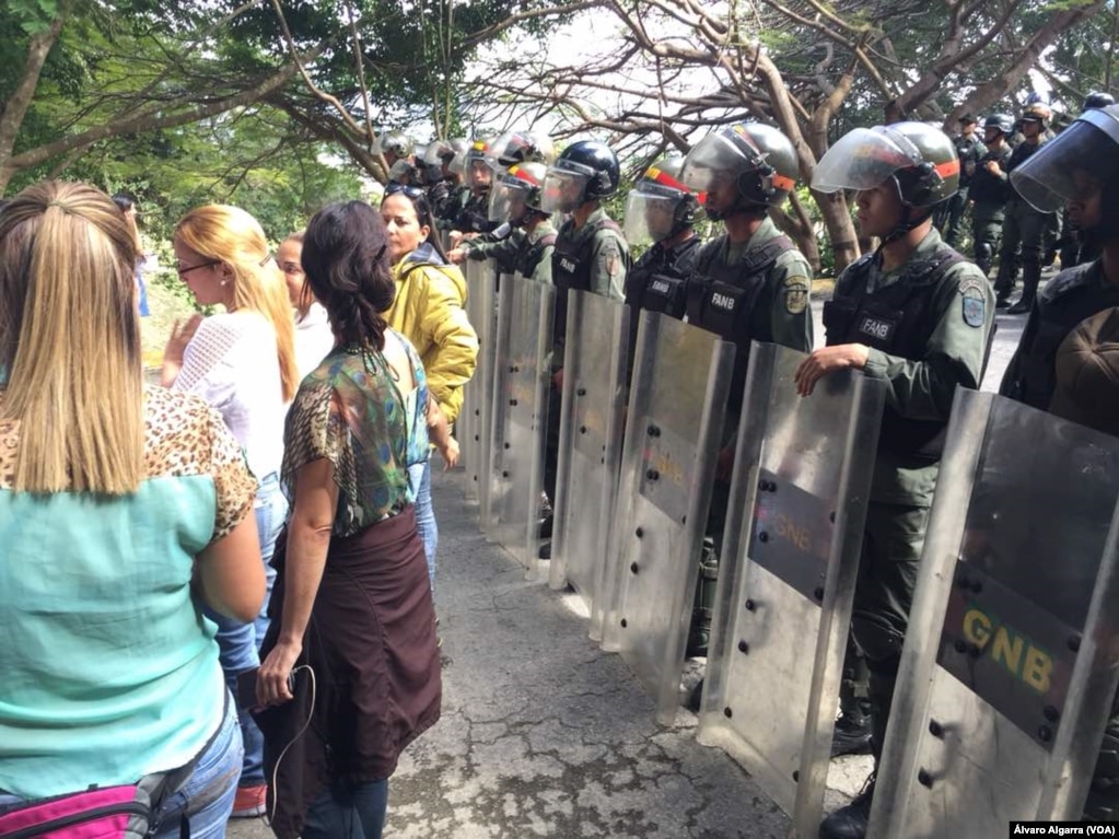 Militares no permiten el ingreso al entierro de familiares de víctimas de masacre de El Junquito en Caracas, Venezuela el 20 de enero de 2018