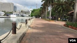 The walkway along this part of Manila Bay, just blocks from the main APEC venue has been cleared of subsistence fisher folk. Manila, Philippines, Nov. 15, 2015. (S. Orendain/VOA)