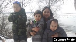 Warga Indonesia, Dewi Loges, bersama ketiga anaknya di Anchorage, Alaska (dok: Dewi Loges)