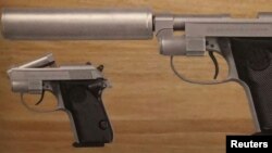 Dos de las pistolas usadas por el legendario agente 007que fueron robadas de una residencia en el norte de Londres.