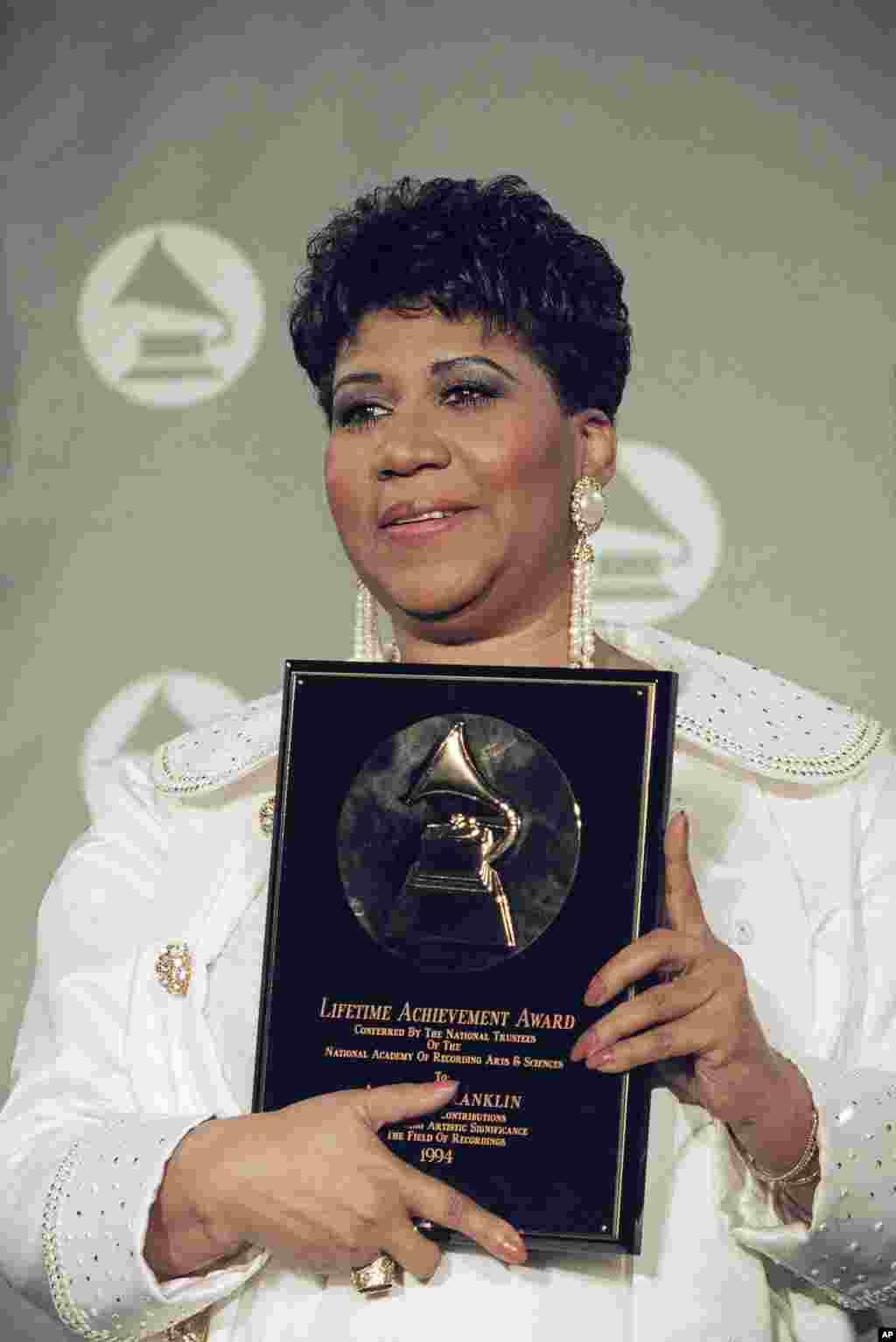 Aretha Franklin holds her award for lifetime achievement backstage at the 36th Annual Grammy Awards ceremonies at New York&#39;s Radio City Music Hall, March 1, 1994.