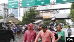 Heavy flooding has made roads impassable in Jakarta, Indonesia, Feb. 10, 2015. (A. Lala/VOA)