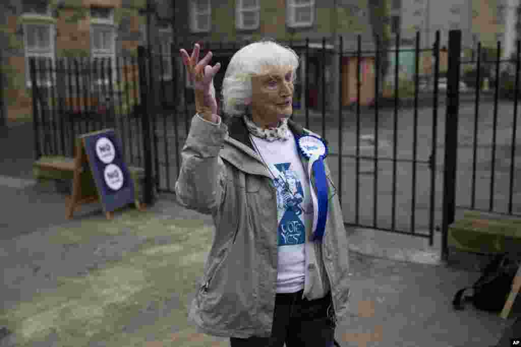 83-year-old Edinburgh resident Isabelle Smith, a Yes supporter, speaks with The Associated Press outside a polling place in Edinburgh, Scotland, Sept. 18, 2014.