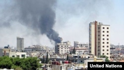 叙利亚霍姆斯的居民区遭到政府军炮击