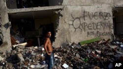 Un homme debout dans les ruines, dans la ville de Pedernales, Équateur, le 24 avril 2016.