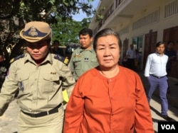 Lim Mony, Adhoc's rights defender, was escorted by the security officers at the appeal court, Phnom Penh, on November 28, 2016. (Kann Vicheika/VOA Khmer)