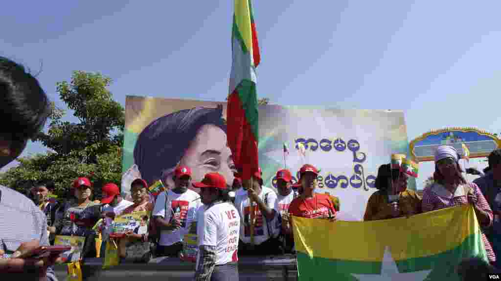 ဒေါ်အောင်ဆန်းစုကြည်နဲ့ မြန်မာအစိုးရကိုယ်စားလှယ်အဖွဲ့ကို ပြည်သူများ သောင်းသောင်းဖြဖြကြိုဆိုမြင်ကွင်း။