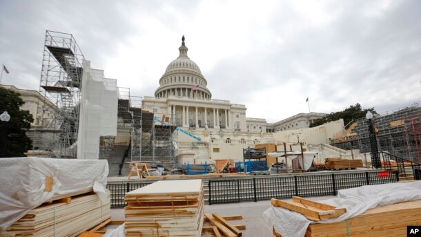 Persiapan konstruksi di depan gedung Kongres AS. Di sinilah nanti Presiden terpilih AS, Donald Trump akan dilantik sebagai Presiden AS ke-45 pada 20 Januari 2017.