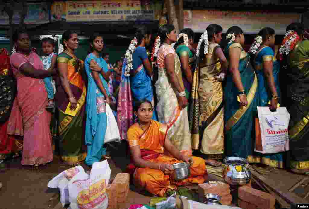 پونگل کے تہوار کے دوران خواتین بناؤ سنگھار کر کے اجتماعی طور پر یہ پکوان تیار کرتی ہیں۔