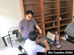 Head of Education Kolla Prayudi Oetomo (berdiri) mengajar dan melayani pertanyaan dari peserta, Bandung, 17 Juli 2019. (Foto: Rio Tuasikal/VOA)