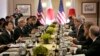 2015年4月27日，美国和日本官员在纽约会晤，修改了双方的防卫合作指南，扩大了双边的防卫合作。图中左边是日本官员，右边是美国官员。