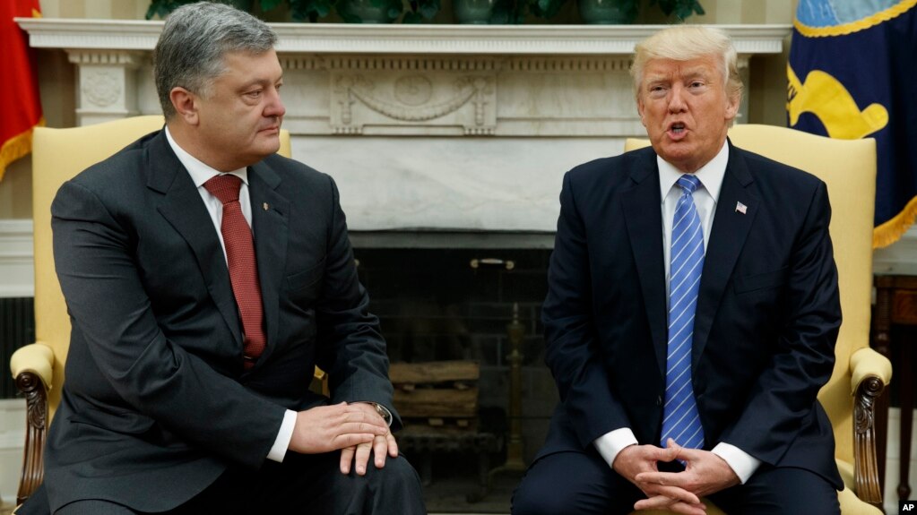 Tổng thốngt Donald Trump phát biểu trong cuộc họp với Tổng thống Ukraine, Petro Poroshenko tại Phòng Bầu dục Tòa Bạch Ốc ngày 20/6/2017.