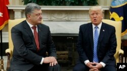Donald Trump (direito) e Petro Poroshenko (esquerdo)