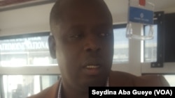 Mamadou Silèye Anne, responsable de la cellule de communication de la société publique de transport Dakar Dem Dikk, à Dakar, Sénégal, 25 février 2017. (VOA/ Seydina Aba Gueye)