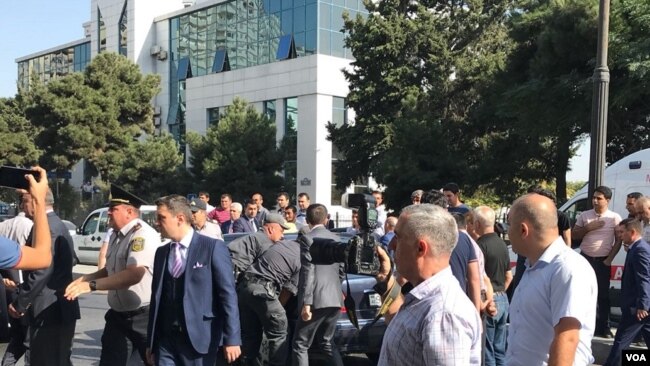 Məcburi köçkünlər yolu bağlayıb