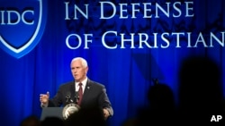 ຮອງ​ປະທານາທິບໍດີ​ສະຫະລັດ ທ່ານ Mike Pence ຖະແຫຼງ ຕໍ່ກຸ່ມອົງການ Defense of Christians ໃນກອງປະຊຸມ
ປະຈຳປີ ຄັ້ງທີ 4 ເພື່ອ​ສົ່ງ​​ເສີມຄວາມ​ຮັບ​ຮູ້ຕໍ່ສະພາບ​ຂອງ​ຊາວ​ຄຣິສ ​ໃນວໍຊີງຕັນ, 25 ຕຸລາ 2017. 
