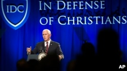 Phó Tổng thống Mỹ Mike Pence phát biểu tại cuộc họp của tổ chức Bảo vệ Kitô hữu, 25/10/2017. 