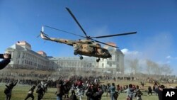 Helikopter militer Afghanistan terbang di atas warga dalam pameran militer di Istana Darul Aman, Kabul, Afghanistan, bulan ini (foto: dok). 