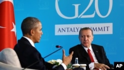 ប្រធានាធិបតី​សហរដ្ឋ​អាមេរិក​ បារ៉ាក់ អូបាម៉ា (ឆ្វេង) ពិភាក្សា​ជាមួយ​ប្រធានាធិបតី​តួកគី Recep Tayyip Erdogan ក្នុង​អំឡុងកិច្ច​ប្រជុំ​នៅ​ទីក្រុង​ Antalya ប្រទេស​តួកគី កាលពី​ថ្ងៃទី១៥ ខែវិច្ឆិកា ឆ្នាំ២០១៥។