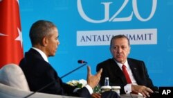 El presidente Barack Obama conversa con el mandatario turco, Recep Tayyip Erdogan, durante una reunión en Antalya, Turquía, donde asisten a la cumbre del G20.