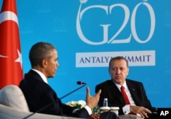 U.S. President Barack Obama, left, speaks to Turkish President Recep Tayyip Erdogan during a meeting in Antalya, Turkey, Nov. 15, 2015. Obama is on a nine-day trip to Turkey, the Philippines and Malaysia for global security and G-20 Summit.