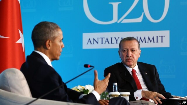 El presidente Barack Obama conversa con el mandatario turco,  Recep Tayyip Erdogan, durante una reunión en Antalya, Turquía, donde asisten a la cumbre del G20.