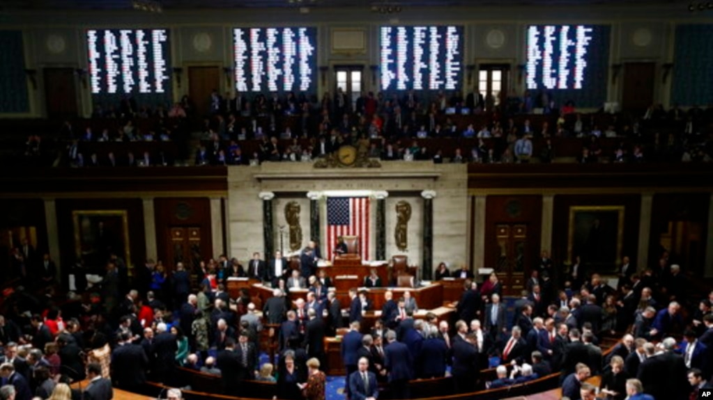 众议院成员就针对特朗普总统的弹劾条款进行表决，议长佩洛西站在主席台上。(2019年12月18日)