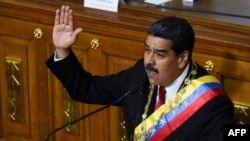 니콜라스 마두로 베네수엘라 대통령이 지난 24일 카라카스의 제헌의회에서 6년 재선 임기의 대통령 취임선서를 하고 있다. 