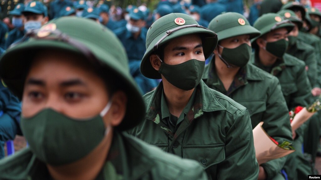 Tân binh quân đội Việt Nam trong một buổi lễ tại Hà Nội vào ngày 27/2/2021 trước khi đi nhận nhiệm vụ.