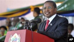Rais wa Tanzania Jakaya Mrisho Kikwete akihutubia katika sherehe za siku ya wafanyakazi Duniani zlizofanyika kitaifa mkoani Tanga