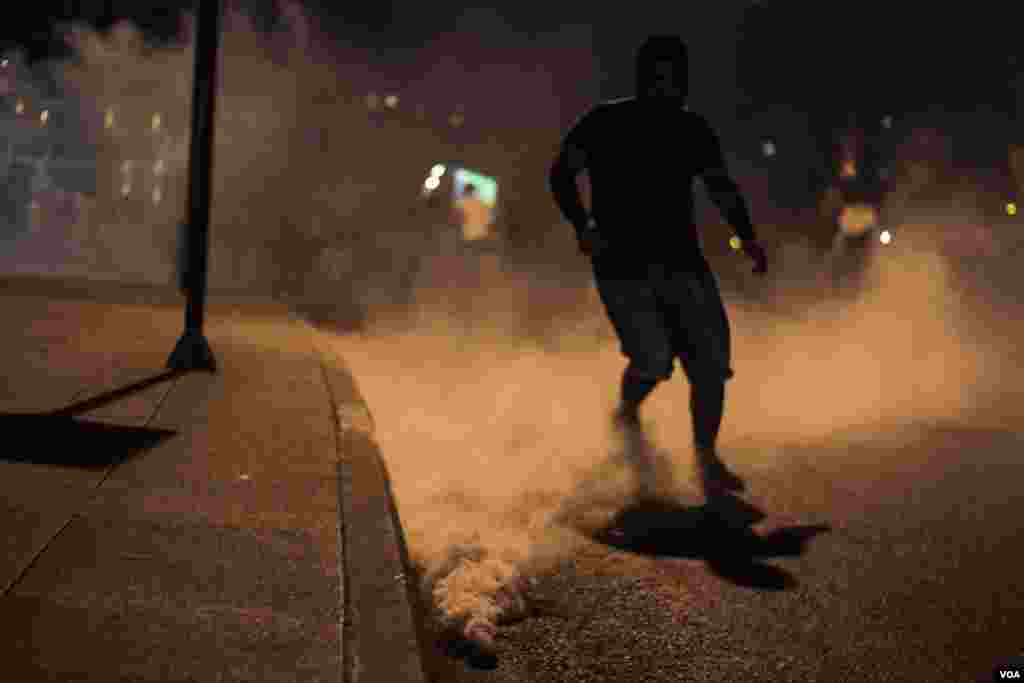 Polisi menggunakan gas air mata, meriam air dan peluru karet terhadap demonstran di Beirut, Lebanon (22/8). (VOA/J. Owens)