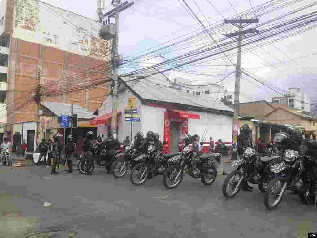 La policía desplegó varios agentes en distintos puntos de la ciudad para controlar las protestas.