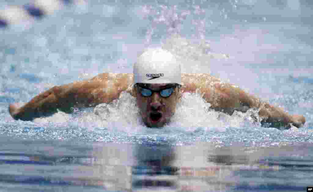 Michael Phelps competes in the 100-meter butterfly at the Indianapolis Grand Prix swimming meet in Indianapolis, March 29, 2012. 