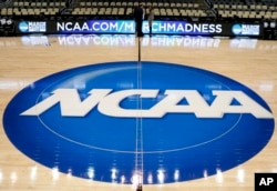 미국대학체육협회(NCAA) 농구경기가 열린 미국 펜실베이니아주 피츠버그의 콘솔에너지센터 바닥에 NCAA 로고가 그려져 있다.