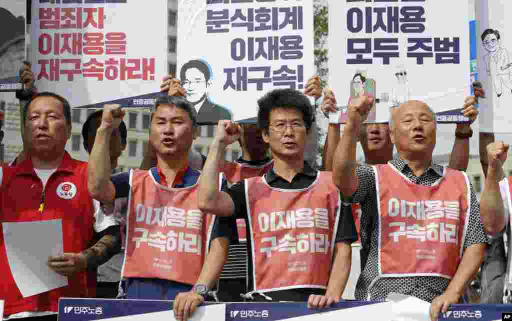 گروهی از معترضان به فساد در کره جنوبی مقابل دیوان عالی این کشور. پرونده رئیس جمهوری پیشین این کشور برای باز بینی به دیوان عالی ارسال شده است. او به اتهام فساد زندانی است.&nbsp;