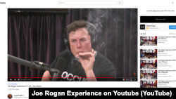  Elon Musk 'fumando' durante un podcast con el comediante Joe Rogan.