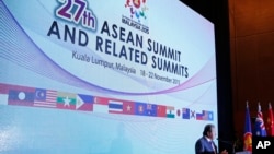 ລັດຖະມົນຕີ ຕ່າງປະເທດ ມາເລເຊຍ ທ່ານ Anifah Aman ກ່າວຕໍ່ບັນດານັກຂ່າວ ຢູ່ ກອງປະຊຸມສຸດຍອດ ASEAN ຄັ້ງທີ່ 27th ທີ່ນະຄອນຫລວງ Kuala Lumpur ປະເທດ Malaysia, ເດືອນພະຈິກ ທີ 18, 2015. 