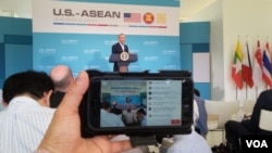 U.S. president Barack Obama was captured by a smartphone as he talks at a press conference following the historic 10-nation Association of Southeast Asian Nations (ASEAN) summit, in Rancho Mirage, California, on February 16, 2016. (Reasey Poch/VOA Khmer)