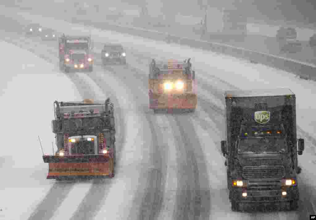 Snow plows and traffic make their way north along Interstate 95 as snow begins to fall in Ashland, Virginia, Jan. 22, 2016. Portions of Virginia are under a blizzard warning.