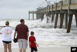 Las olas rompen contra el muelle de pesca Okaloosa en la isla Okaloosa en Fort Walton Beach, Florida, el martes 9 de octubre de 2018, cuando el huracán Michael se acerca al Panhandle. (Nick Tomecek / Northwest Florida Daily News a través de AP)