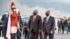 Le président sud-africain Cyril Ramaphosa avec son homologue ivoirien Alassane Ouattara (à dr.) à son arrivée à l'aéroport Felix Houphouet Boigny d'Abidjan, le 1er décembre 2021.