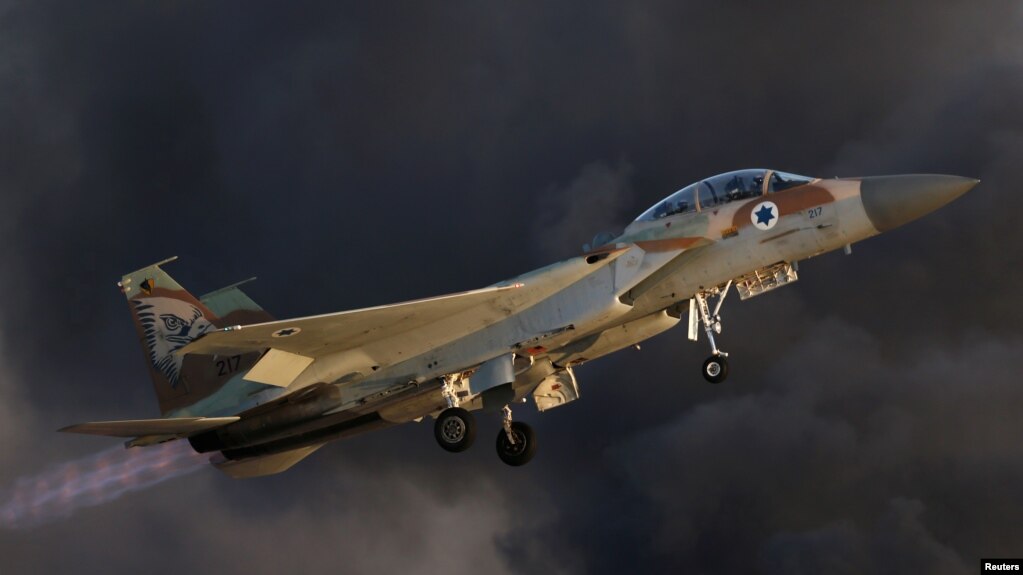 Sebuah pesawat tempur F-15 milik Angkatan Udara Israel melintas untuk demo penerbangan di pangkalan udara Hatzerim di selatan Israel, 30 Juni 2016.
